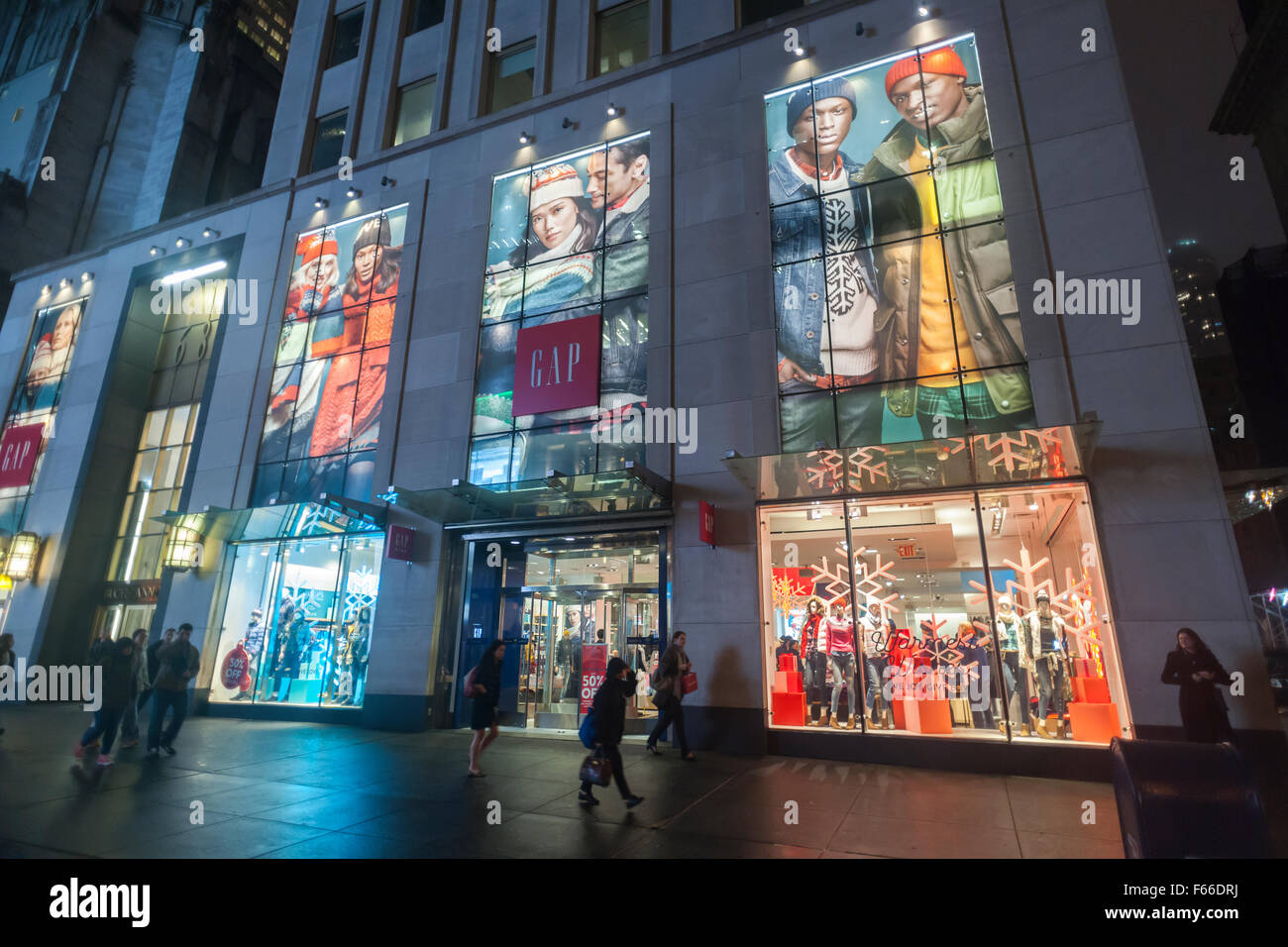 Un gap store sulla Fifth Avenue a New York è pronto per la stagione di natale su Martedì, 10 novembre 2015. Le vendite del Gap Inc. sono stati trascinati verso il basso dalle scarse vendite di loro repubblica delle banane marca, che è diminuito del 12 percento. (© Richard B. Levine) Foto Stock