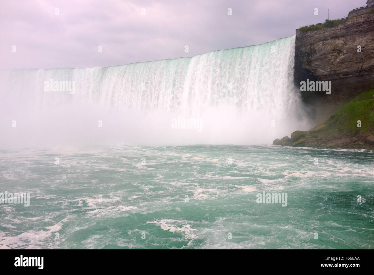 Una vista ravvicinata del Niagara Falls visto da a bordo della Canadian Hornblower barca in Ontario. Foto Stock