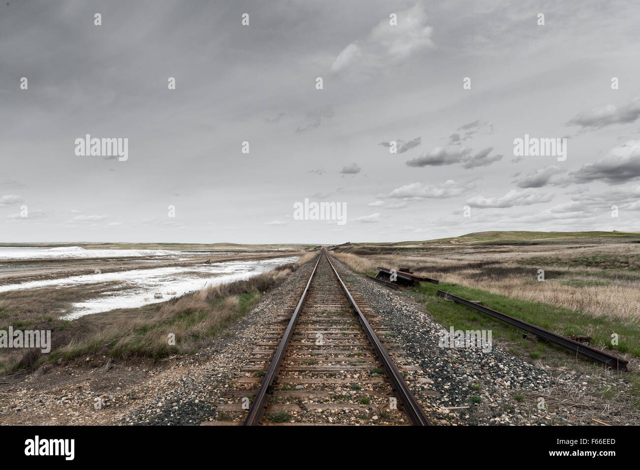 Prospettiva vista panoramica delle ferrovie in praterie canadesi da giorno nuvoloso, Saskatchewan, Canada Foto Stock