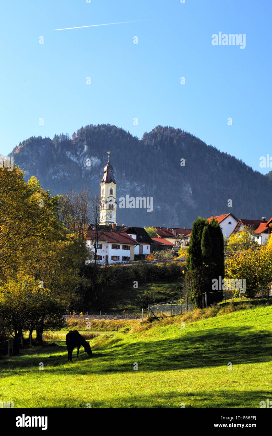 Vista sul paesaggio autunnale a Pfronten, Baviera, Germania nel bellissimo clima autunnale con la Chiesa di San Nicolò in parte anteriore. Foto Stock