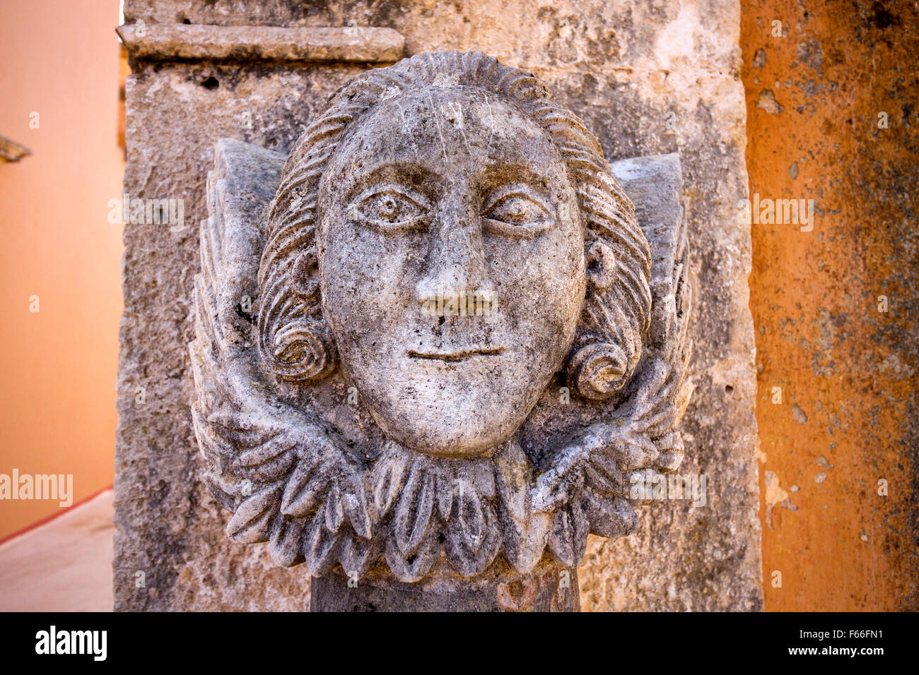 Veneziano scultura apotropaica nel monastero della Santa Trinità o Tzagkarolon, nella regione di Chania, Creta, Grecia. Foto Stock