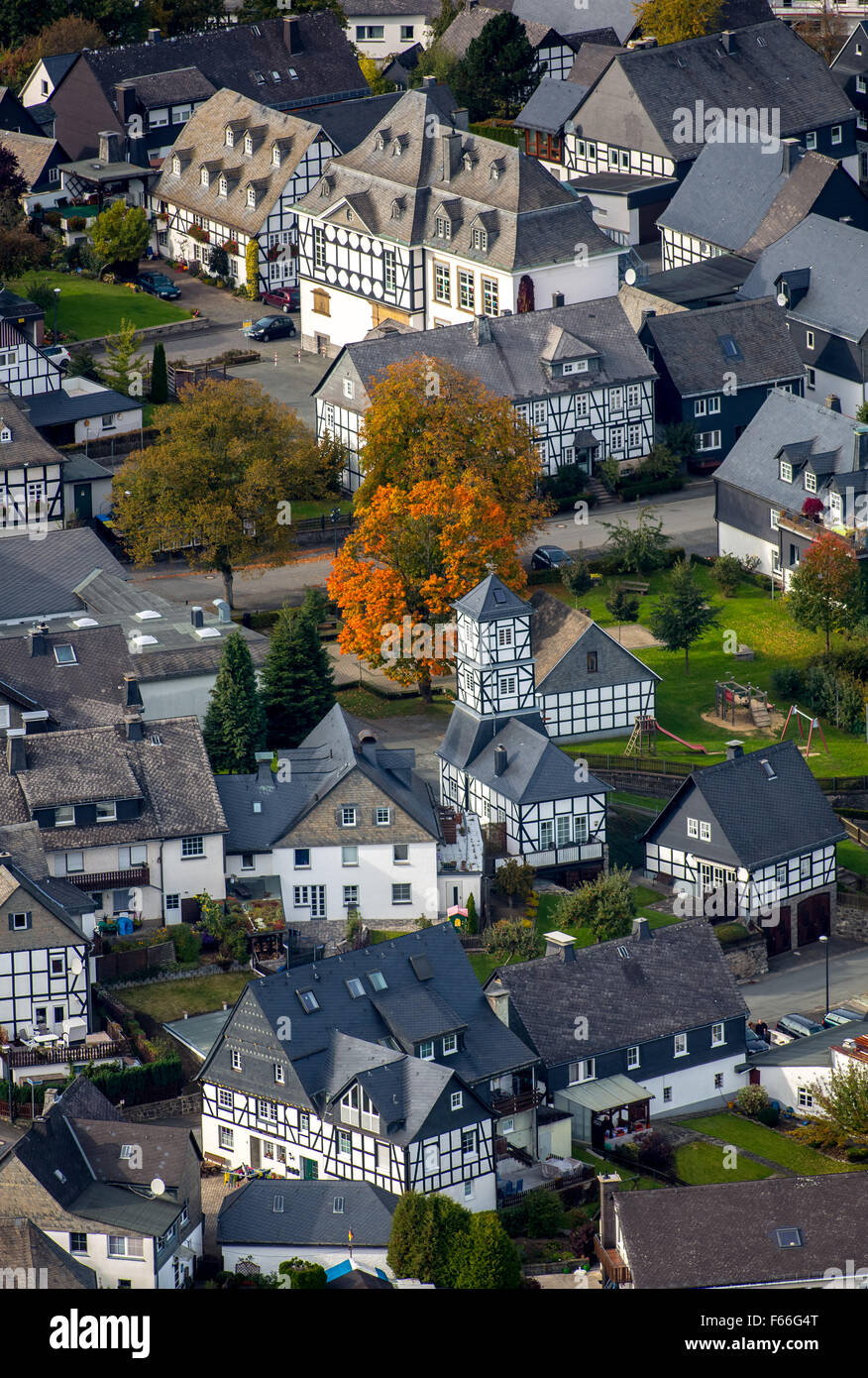 Chiesa in Eversberg Linner, la più antica in legno e muratura villaggio nel Sauerland, Eversberg, a struttura mista in legno e muratura village, Meschede, Foto Stock