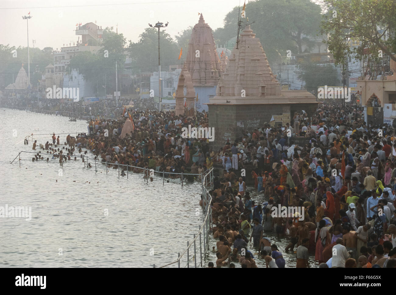 La balneazione pellegrini assiepati ghats del Fiume Shipra a sunrise, Simhastha Kumbh Mela 2004, Ujjain, Madhya Pradesh, India Foto Stock