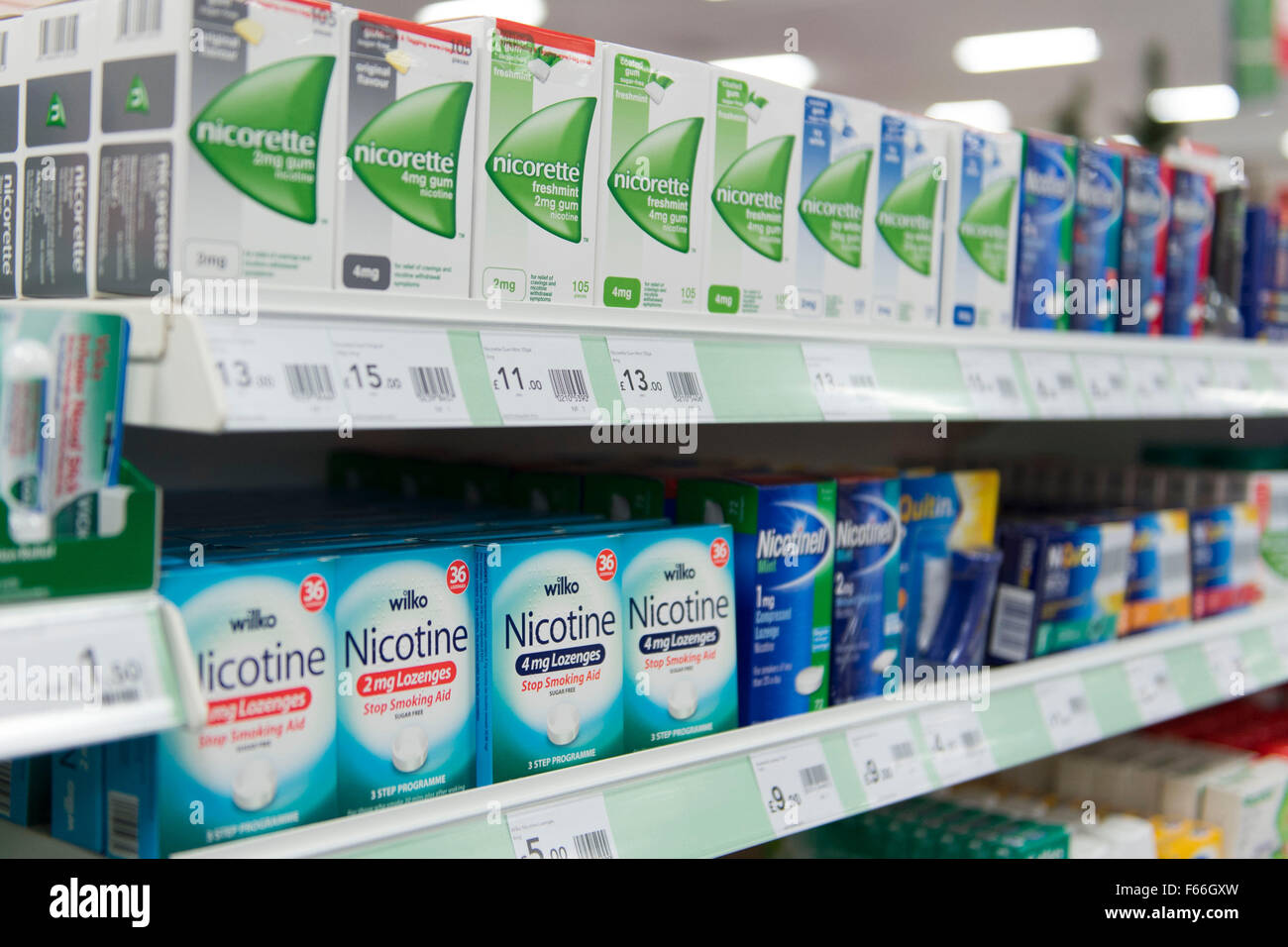 Pacchetti di Nicorette compresse chewing gum in vendita su uno scaffale in una farmacia store. Nicorette compresse aiutare i fumatori a smettere di fumare Foto Stock