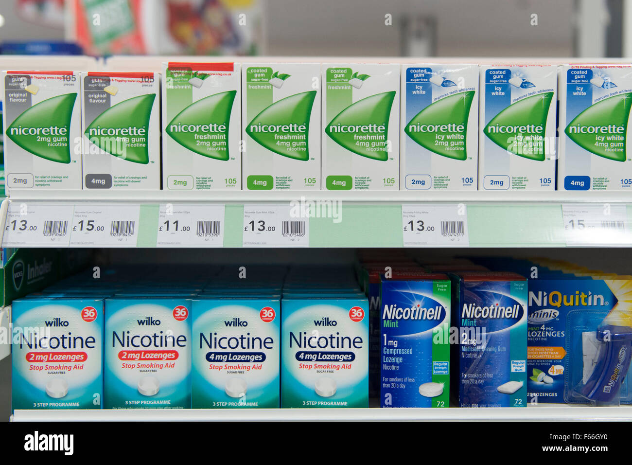 Pacchetti di Nicorette compresse chewing gum in vendita su uno scaffale in una farmacia store. Nicorette compresse aiutare i fumatori a smettere di fumare Foto Stock