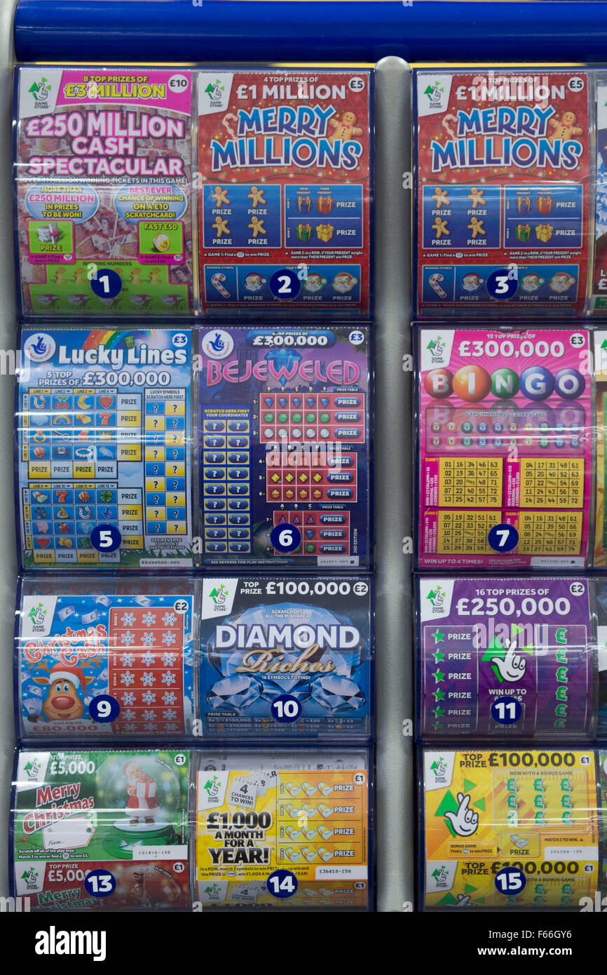 Scratchcards da la lotteria nazionale in vendita presso un'edicola di giornali. Foto Stock