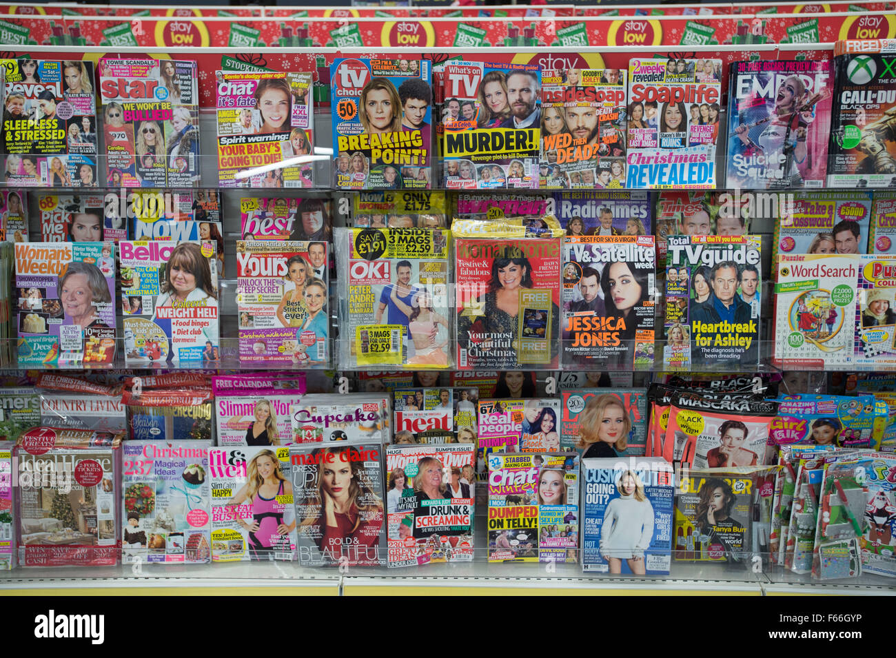 Celebrità e riviste femminili in vendita su un rack in un edicola Negozio  Foto stock - Alamy