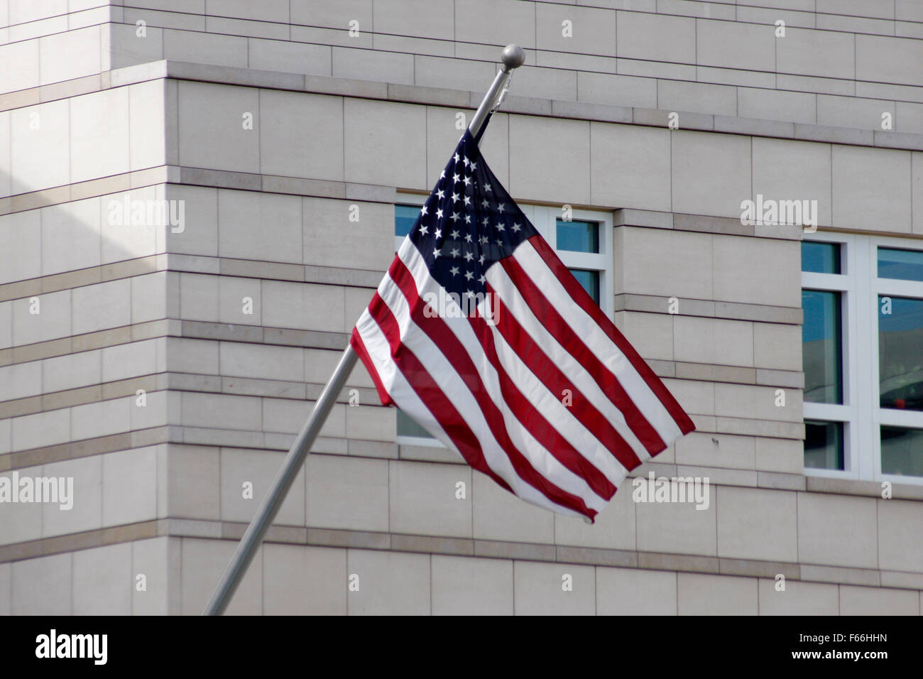 US-amerikanische Flagge vor der US-Botschaft am Pariser Platz, Berlin-Mitte. Foto Stock
