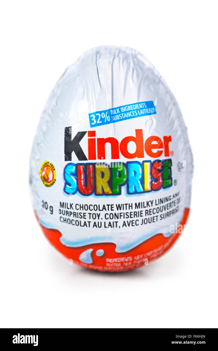 Kinder sorpresa uovo di cioccolato al latte con all'interno del giocattolo Foto Stock
