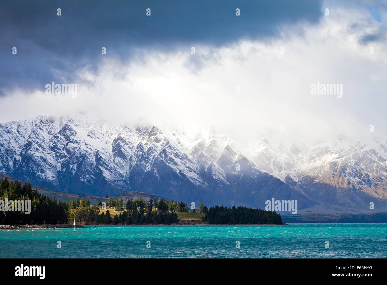 La catena montuosa Remarkables con il lago di Wakatipu in primo piano, Isola del Sud di Central Otago, Nuova Zelanda Foto Stock