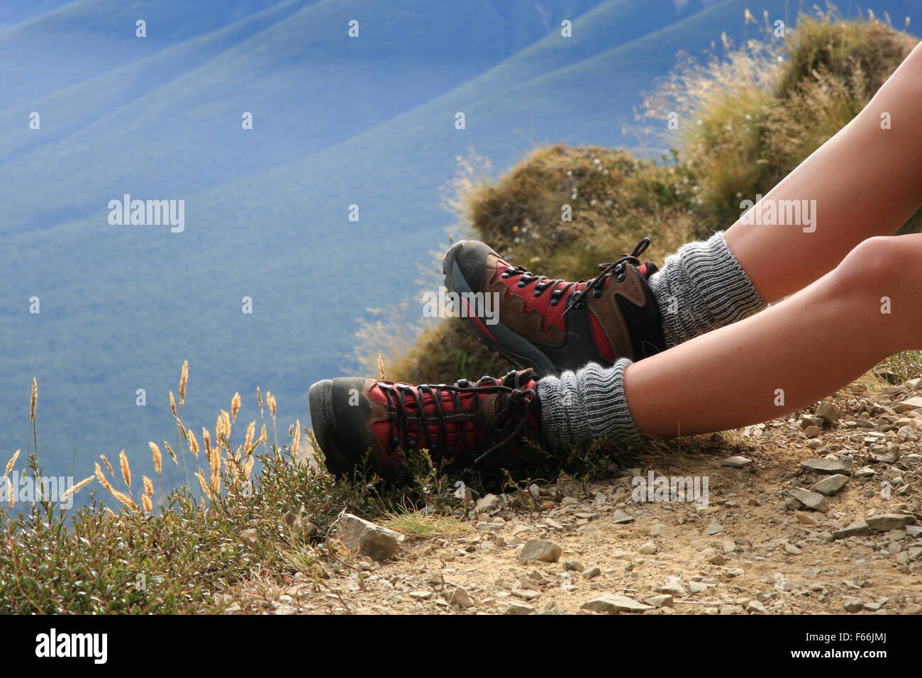 Escursionista in appoggio sulla pista di montagna nel sud dell'isola, Nuova Zelanda Foto Stock