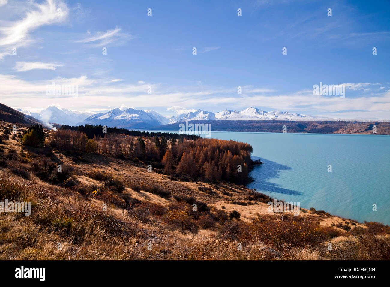 Il Lago Pukaki fino a Mt Cook National Park in background, Distretto di MacKenzie, Canterbury, South Island, in Nuova Zelanda. Foto Stock