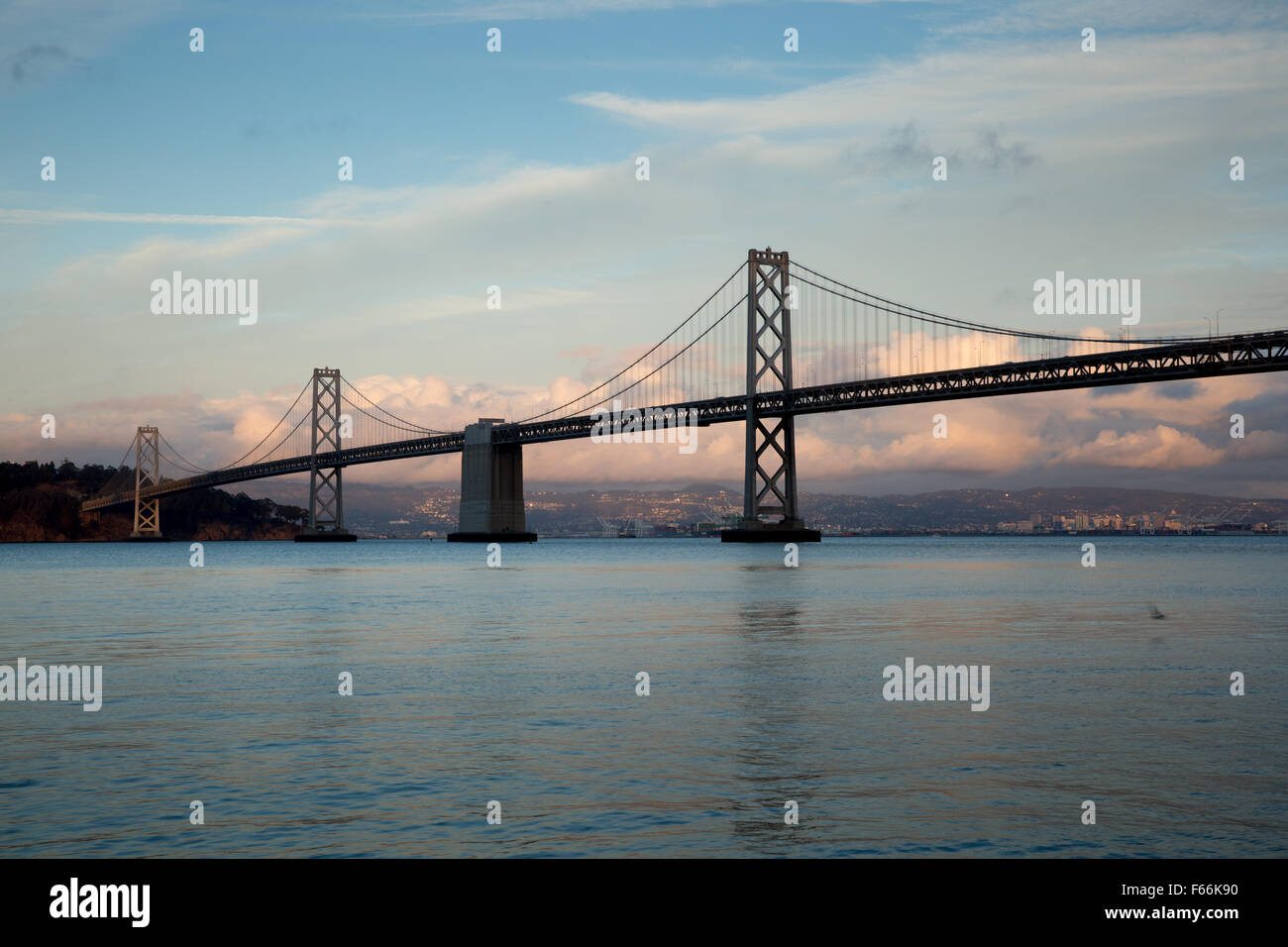 Il Bay Bridge da Pier 14, San Francisco, Tramonto Foto Stock