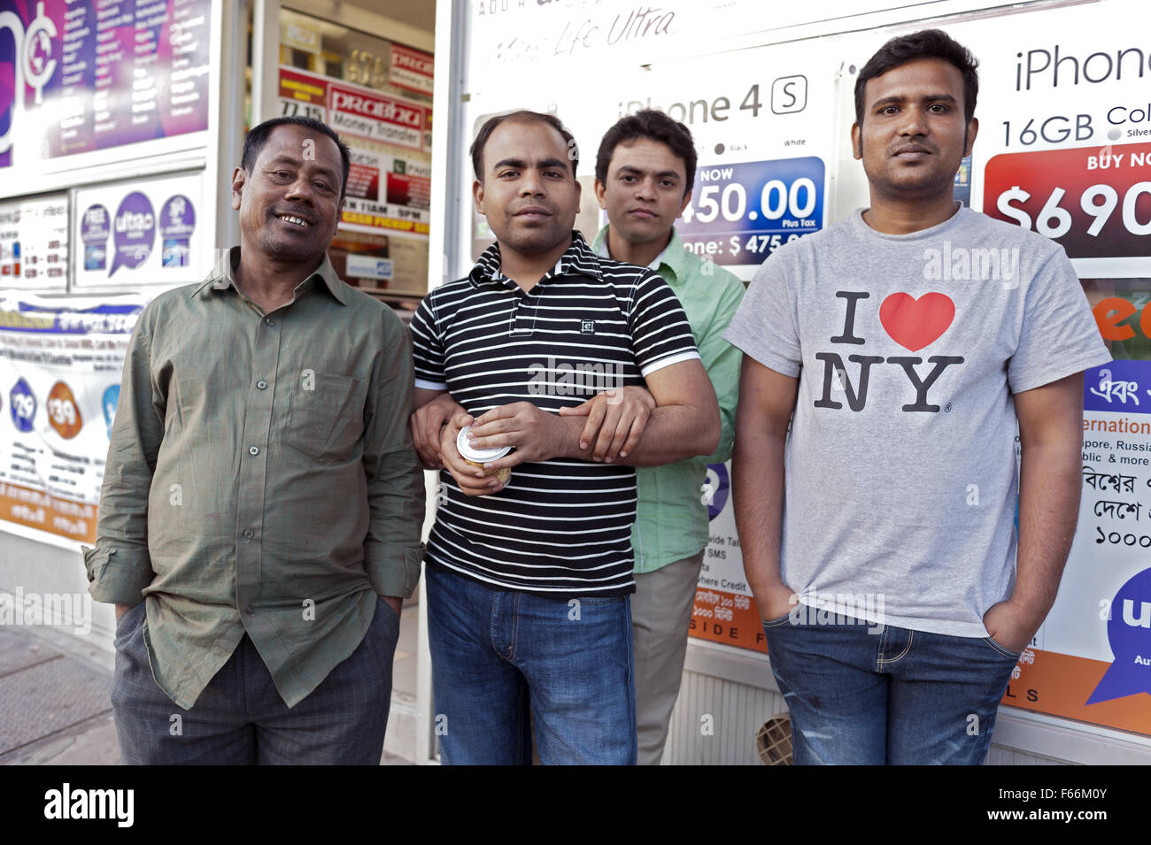 Amici pongono per foto a fiera di strada in 'Piccolo Bangladesh " nella sezione di Kensington di Brooklyn, NY; 2014. Foto Stock