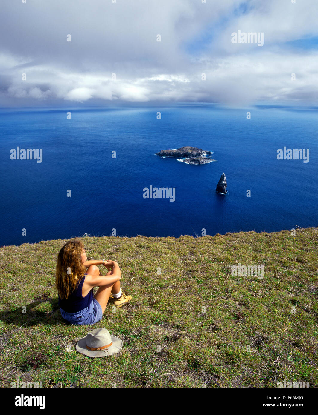 Cile, l'isola di pasqua, affacciato su isolotti di Motu Nui e Motu Iti Foto Stock