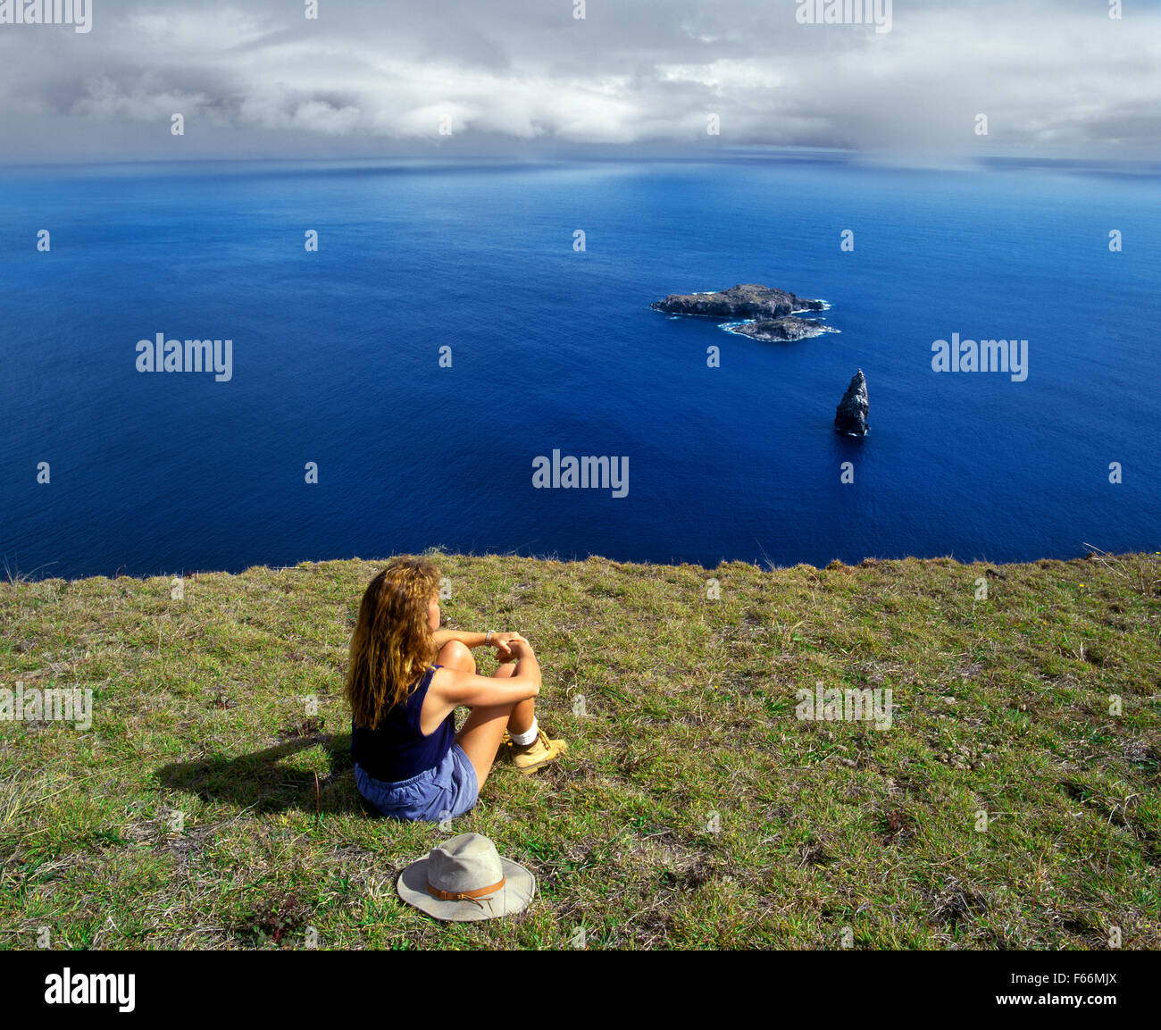 Cile, l'isola di pasqua, affacciato su isolotti di Motu Nui e Motu Iti Foto Stock