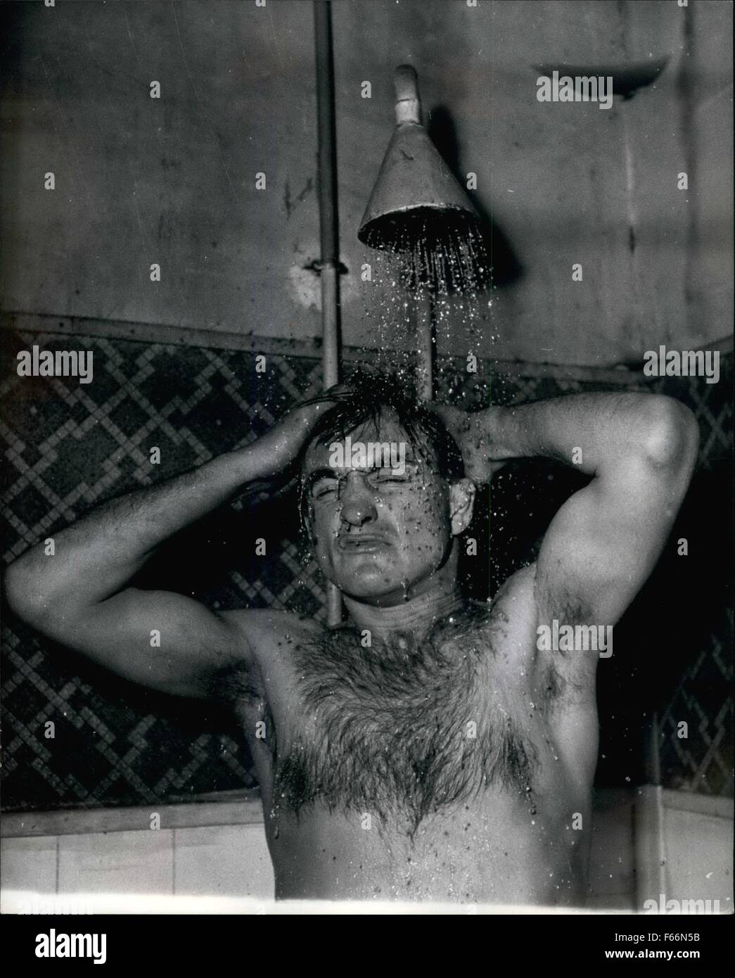 1958 - Charles Humez della Francia è ora in una rigorosa formazione per il campionato lotta con il campione britannico Randolph Turpin. © Keystone Pictures USA/ZUMAPRESS.com/Alamy Live News Foto Stock