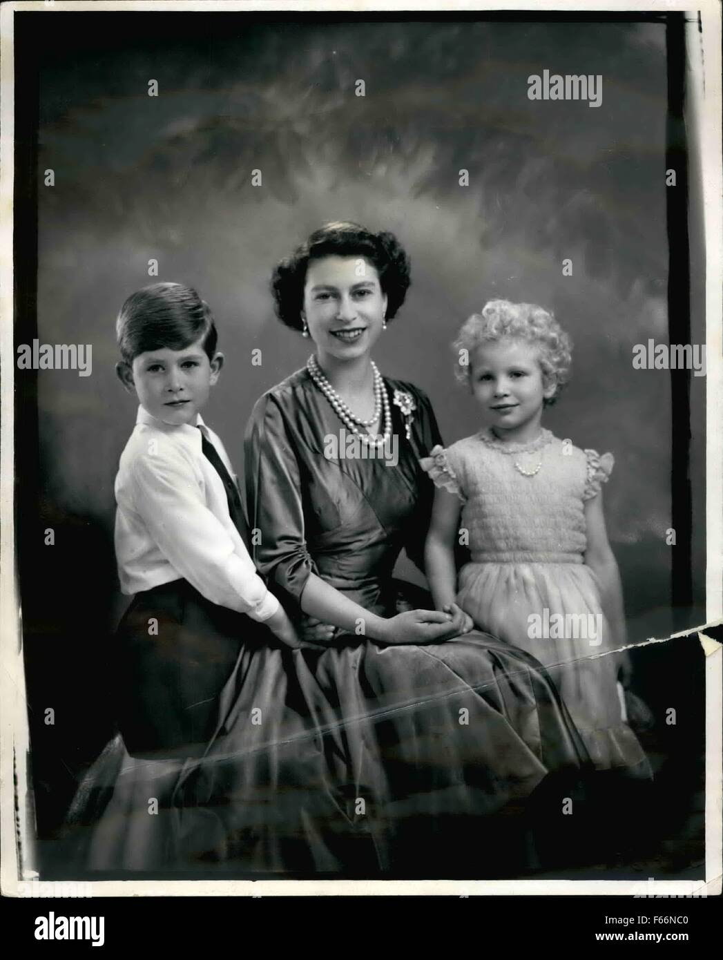 1952 - H.M. La regina con S.A.R. il principe Charles e S.A.R. Princess Anne. Un nuovo e danneggiare lo studio di H.M. La regina con i suoi due figli Principi Carlo e la principessa Anne - da Mareus Adams. © Keystone Pictures USA/ZUMAPRESS.com/Alamy Live News Foto Stock