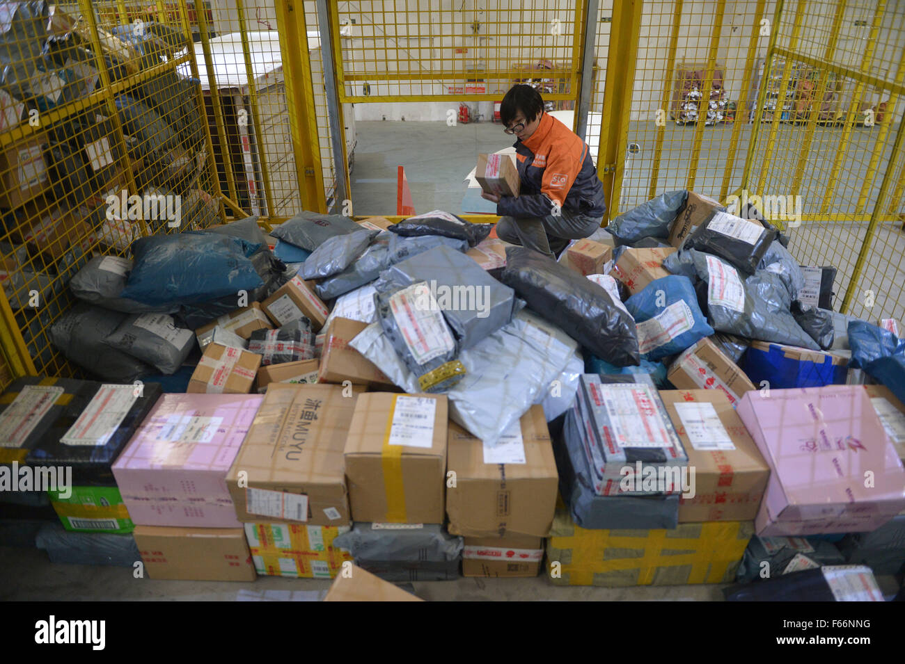 Tianjin, Cina. Xii Nov, 2015. Un membro dello staff del STO Express consente di ordinare le confezioni di Tianjin, Cina del nord, nov. 12, 2015. È previsto che la Cina industria express fosse in grado di fornire 780 milioni di messaggi di posta elettronica e dei pacchetti durante la nov. 11-16 periodo, un incrementato del 45 per cento anno su anno, secondo i dati del monitoraggio rilasciato dalla Cina è stato post-Ufficio di presidenza. Alibaba singoli al giorno online shopping spree su nov. 11 ha innescato una recrudescenza di transazione internet. Credito: Zhou Wei/Xinhua/Alamy Live News Foto Stock