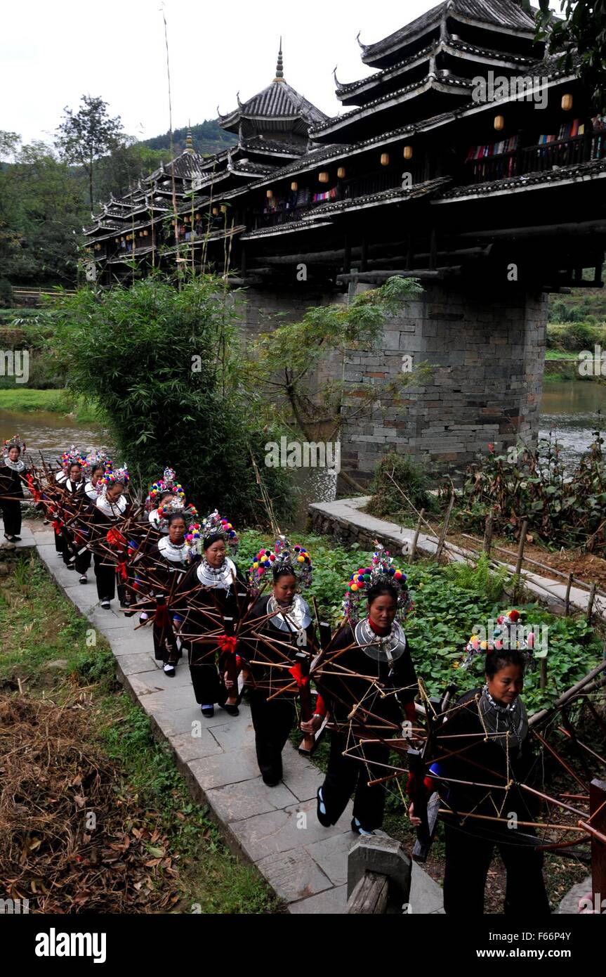 Liuzhou cinese di Guangxi Zhuang Regione autonoma. Xi Nov, 2015. La donna cammina con ruote piroettanti in città Linxi, Sanjiang Tong contea autonoma, a sud della Cina di Guangxi Zhuang Regione autonoma, nov. 11, 2015. La filatura mostra data da donne in Sanjiang attrae molti visitatori. © Liang Kechuan/Xinhua/Alamy Live News Foto Stock