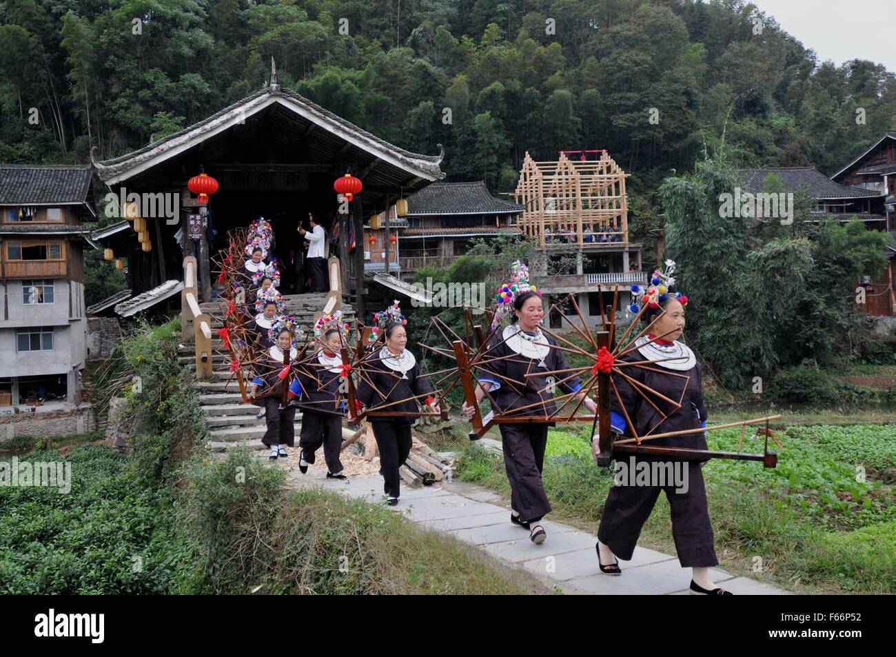 Liuzhou cinese di Guangxi Zhuang Regione autonoma. Xi Nov, 2015. La donna cammina con ruote piroettanti in città Linxi, Sanjiang Tong contea autonoma, a sud della Cina di Guangxi Zhuang Regione autonoma, nov. 11, 2015. La filatura mostra data da donne in Sanjiang attrae molti visitatori. © Liang Kechuan/Xinhua/Alamy Live News Foto Stock