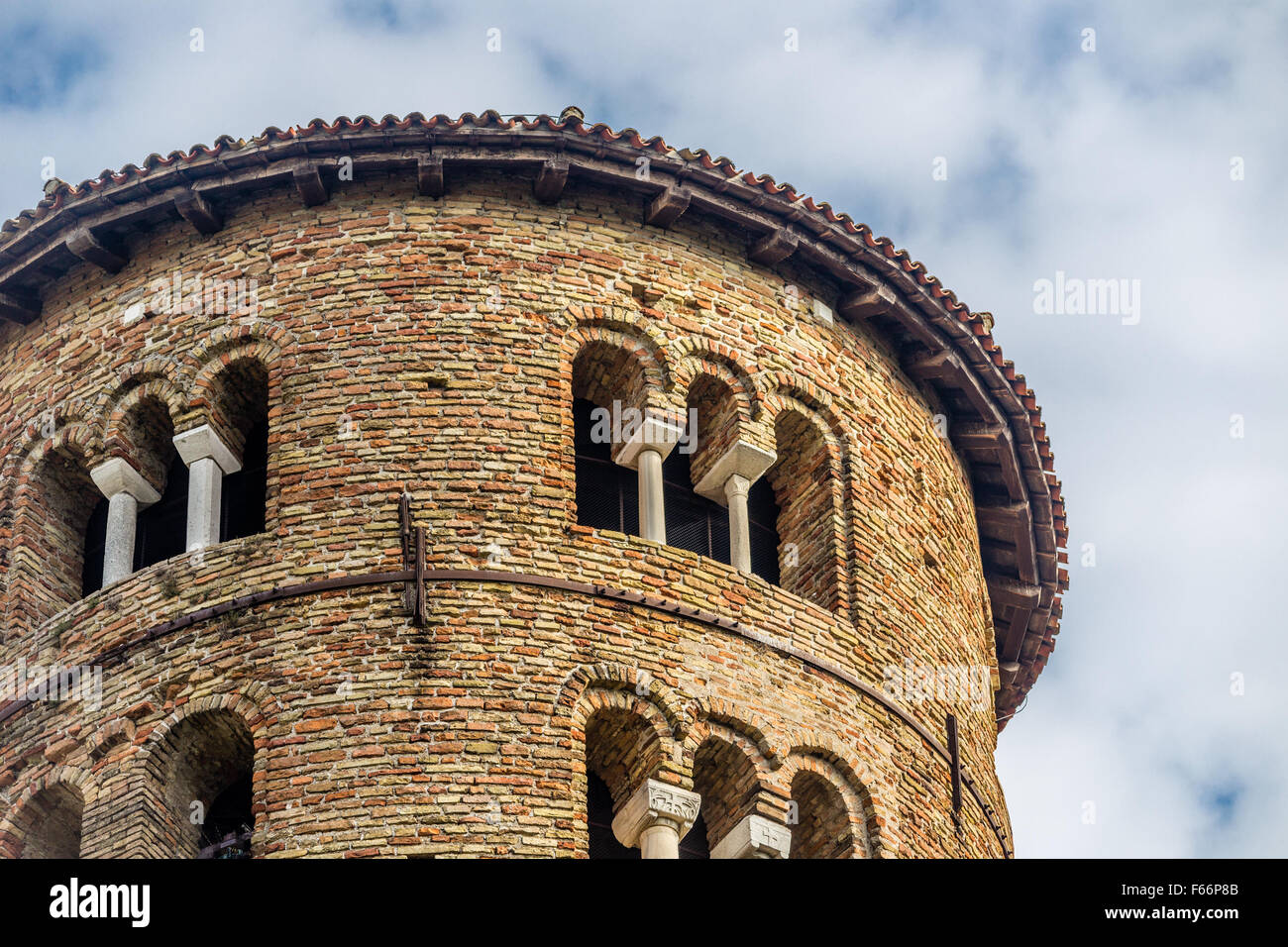 I dettagli di architettura del campanile cilindrico del IX secolo con bifore. Foto Stock