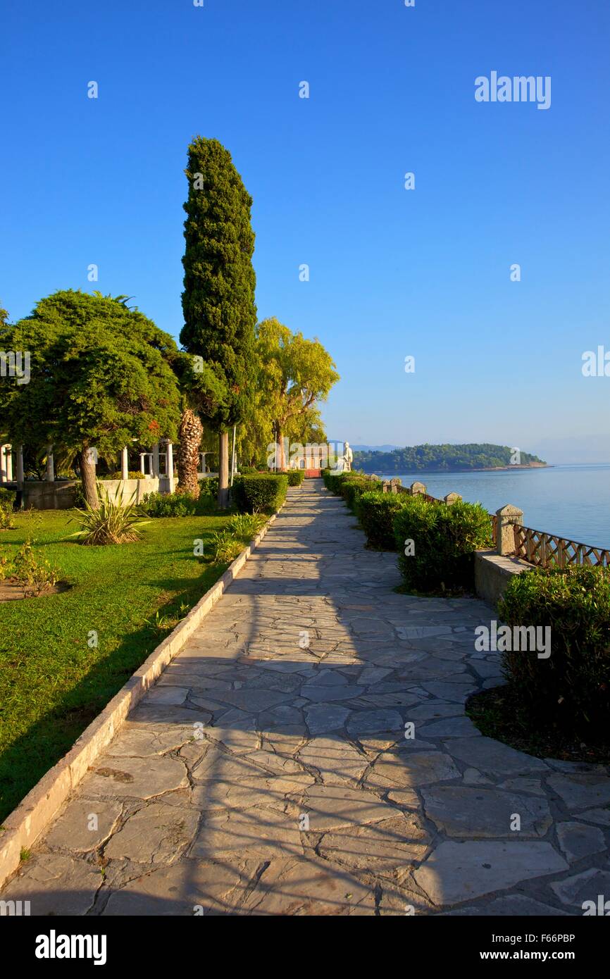 Chiesa della Vergine Maria Mandrakina e statua di Federico a nord di Corfù Città Vecchia, CORFU, ISOLE IONIE, isole greche, Grecia Foto Stock