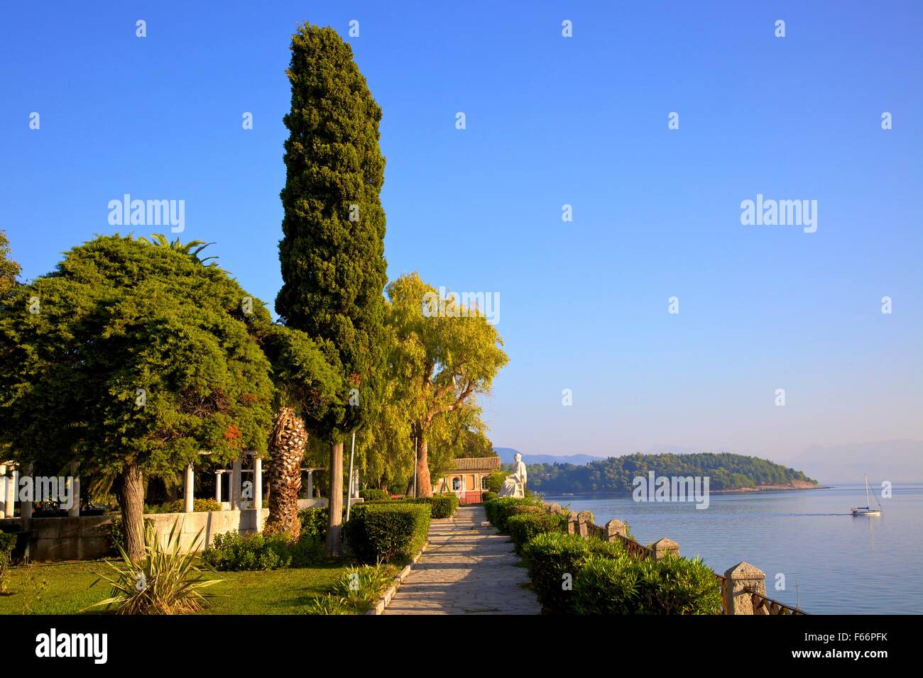 Chiesa della Vergine Maria Mandrakina e statua di Federico a nord di Corfù Città Vecchia, CORFU, ISOLE IONIE, isole greche, Grecia Foto Stock