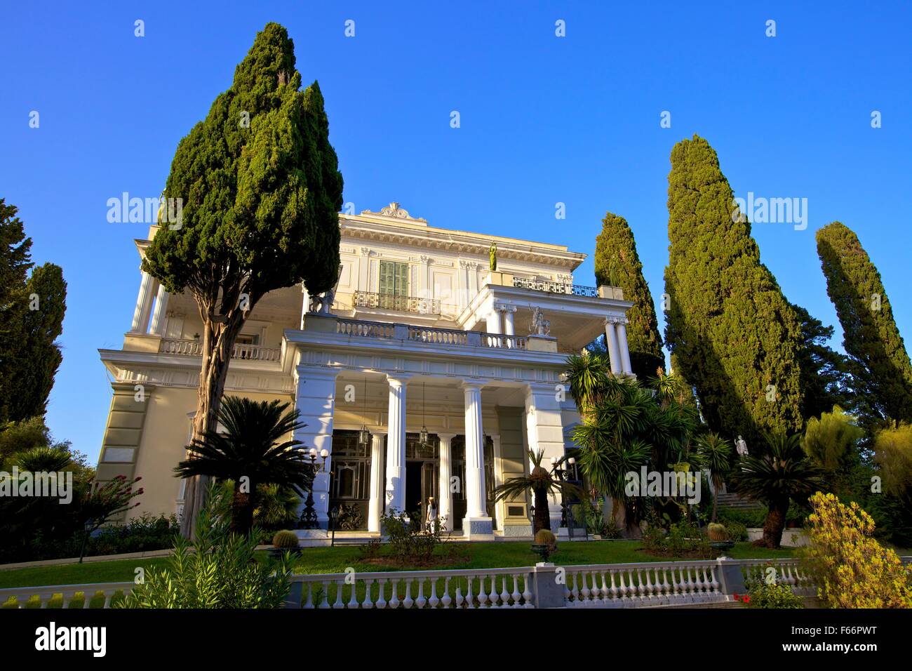 Entrata al Palazzo Achilleion, CORFU, ISOLE IONIE, isole greche, Grecia, Europa Foto Stock