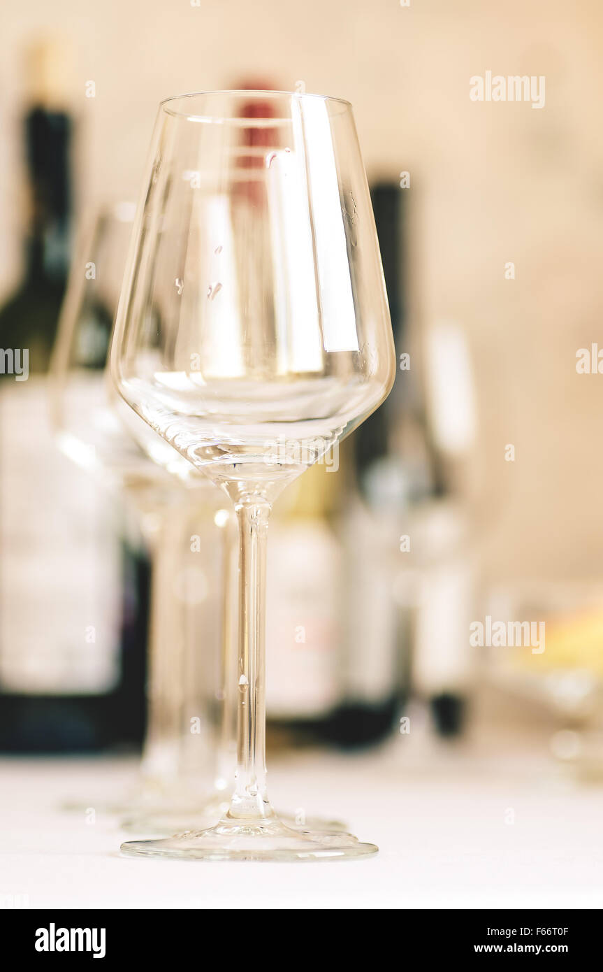 Pulire lavato bicchieri di vino con gocce di acqua sulla tavola è servita Foto Stock