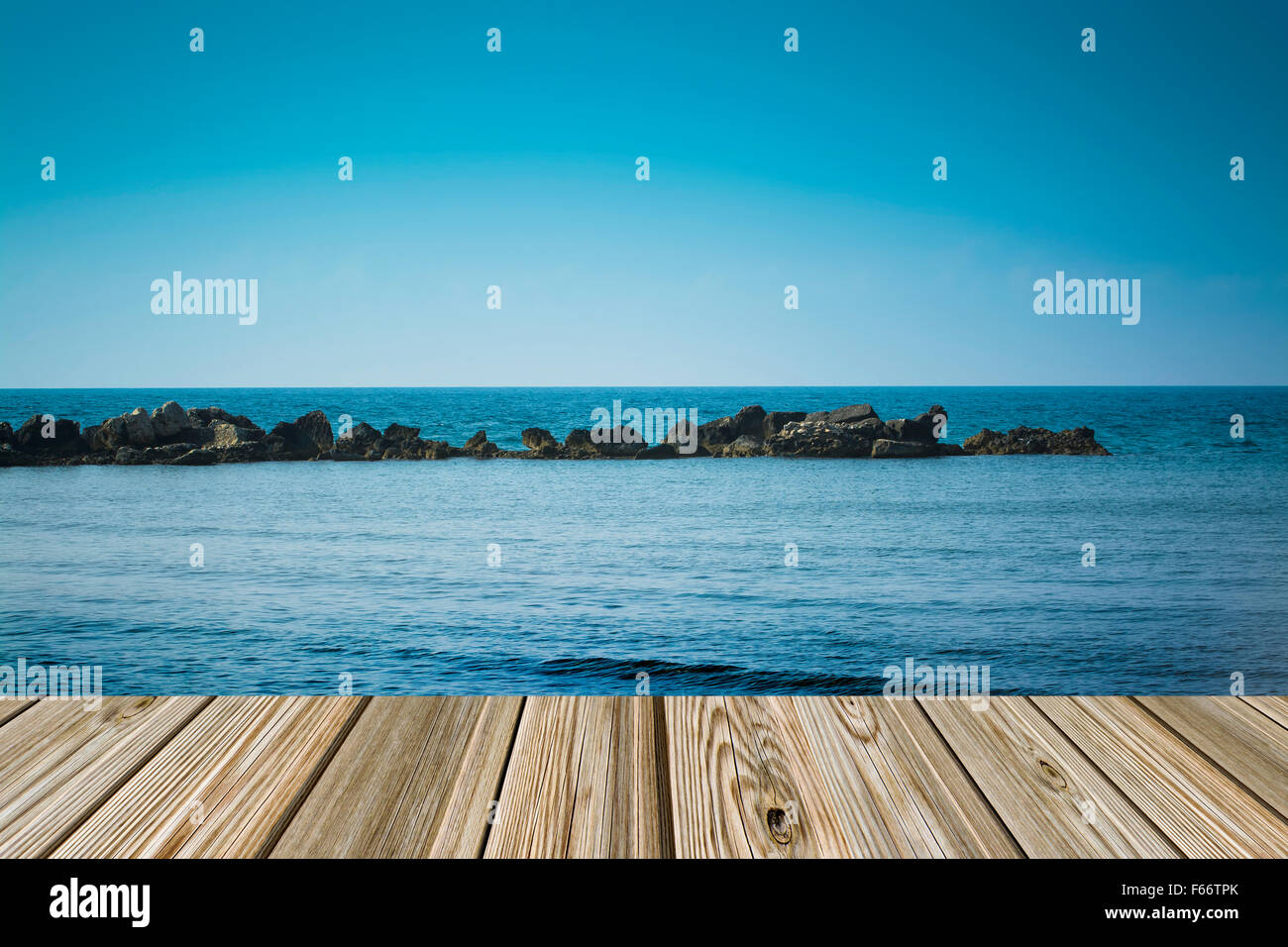 Tavolo in legno di colore blu e il paesaggio in background.. Foto Stock