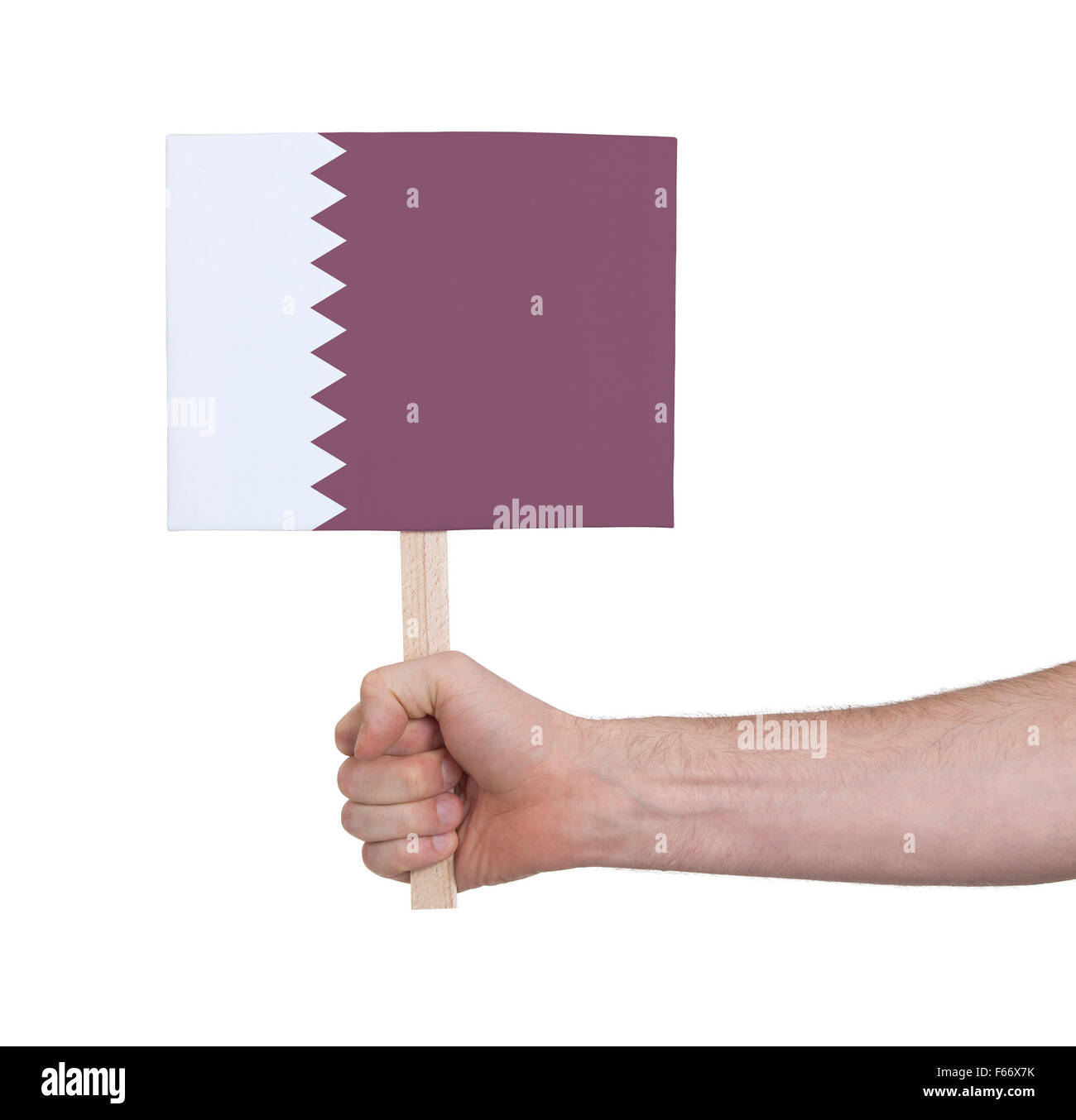 Mano azienda piccola scheda, isolato su bianco - la bandiera del Qatar Foto Stock