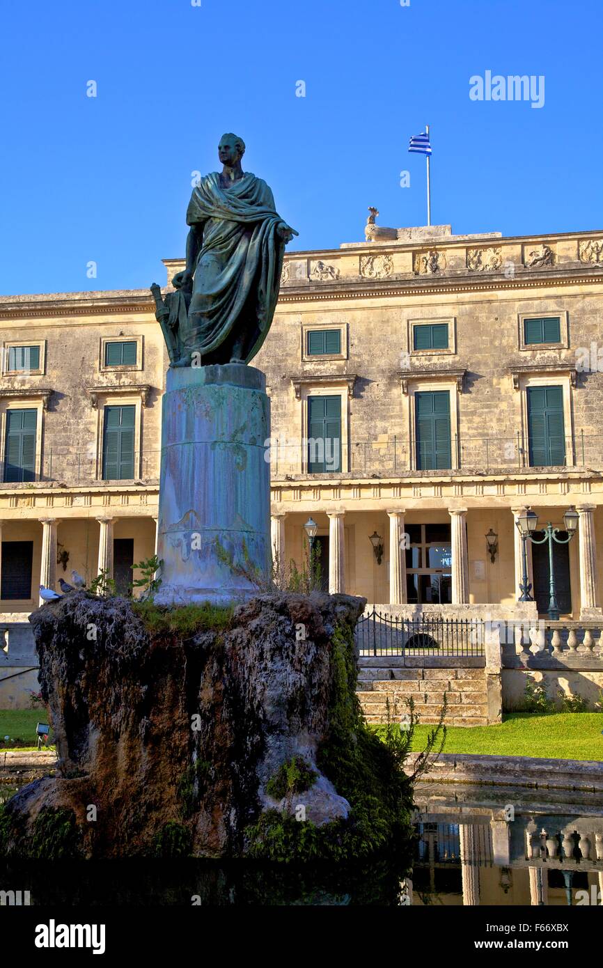 Statua di Sir Frederick Adam davanti al Palazzo di San Michele e San Giorgio, Corfù Città vecchia di Corfù Foto Stock