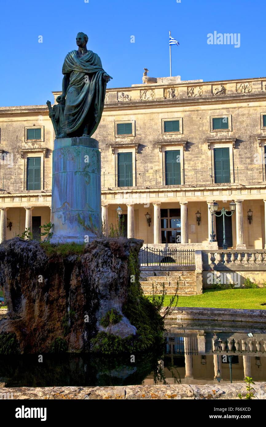 Statua di Sir Frederick Adam davanti al Palazzo di San Michele e San Giorgio, Corfù Città vecchia di Corfù Foto Stock