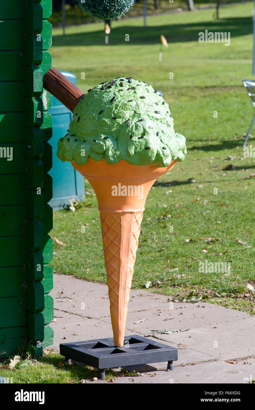 Grande cono gelato - aroma di menta con scaglie di cioccolato e flake - pubblicità pezzo fuori cafe Foto Stock