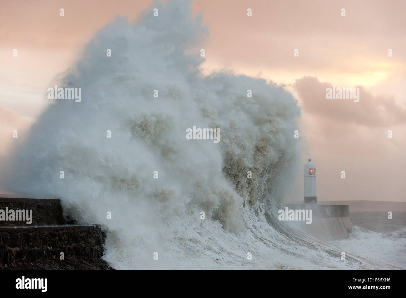 Porthcawl, Bridgend, Wales, Regno Unito. 13 Novembre, 2015. Massive onde infrangersi contro la parete del porto a Porthcawl. La costa meridionale del Galles è martoriata da gale force venti di tempesta Abigail, il primo temporale dato un nome con il Met Office. Credito: Graham M. Lawrence/Alamy Live News. Foto Stock