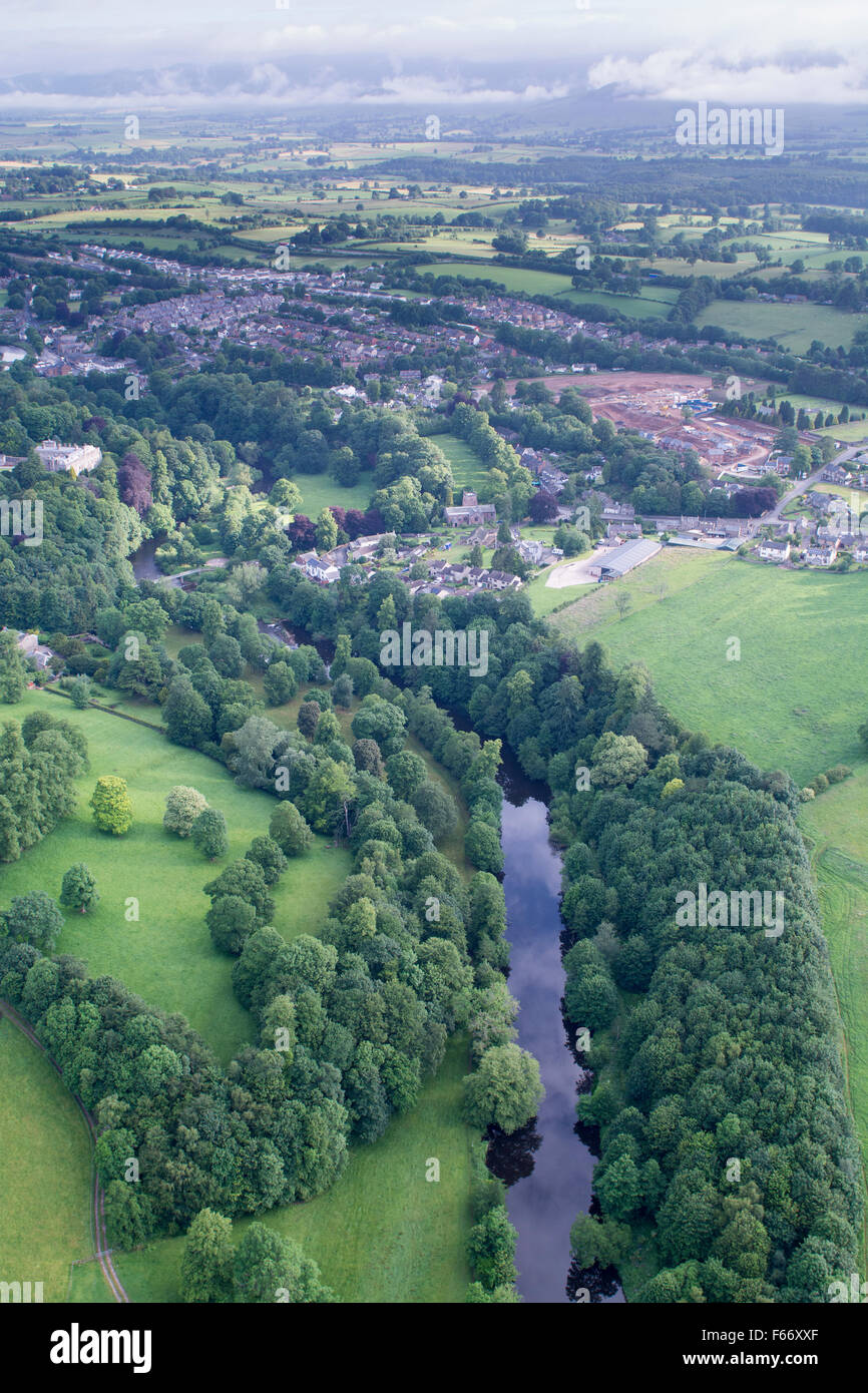 Fiume Eden, contornato da boschi nativi, avvolgimento attraverso la campagna nelle vicinanze Appleby, Cumbria, Regno Unito. Foto Stock