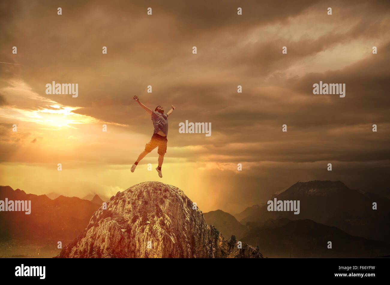 Jumping Man sul picco Foto Stock