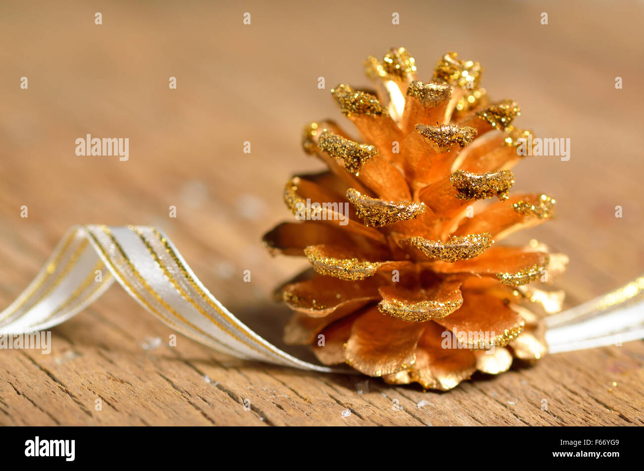 Pigne decorazione di Natale sul tavolo di legno Foto Stock