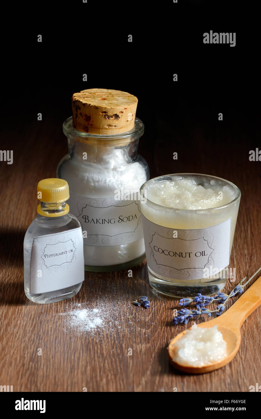 Deodorante fatto in casa a base di olio di cocco immagini e fotografie  stock ad alta risoluzione - Alamy