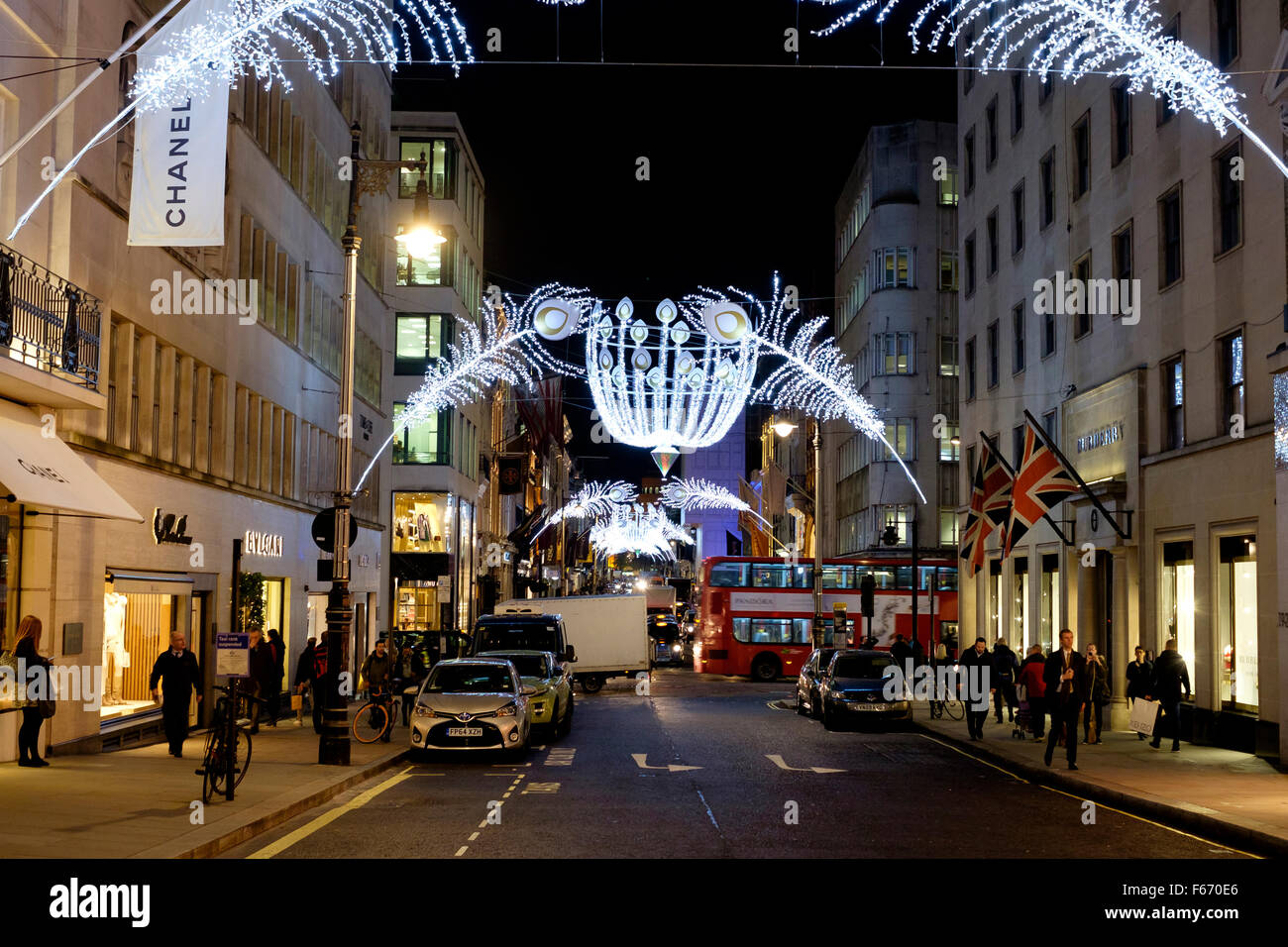 New Bond Street, Londra, Regno Unito. 12 Novembre, 2015. Su un relativamente caldo Giovedi sera, gli acquirenti e i turisti sono per le strade del West End di Londra dove il Bond Street le luci di Natale era appena stato acceso. Scott Hortop / Alamy Live News Foto Stock