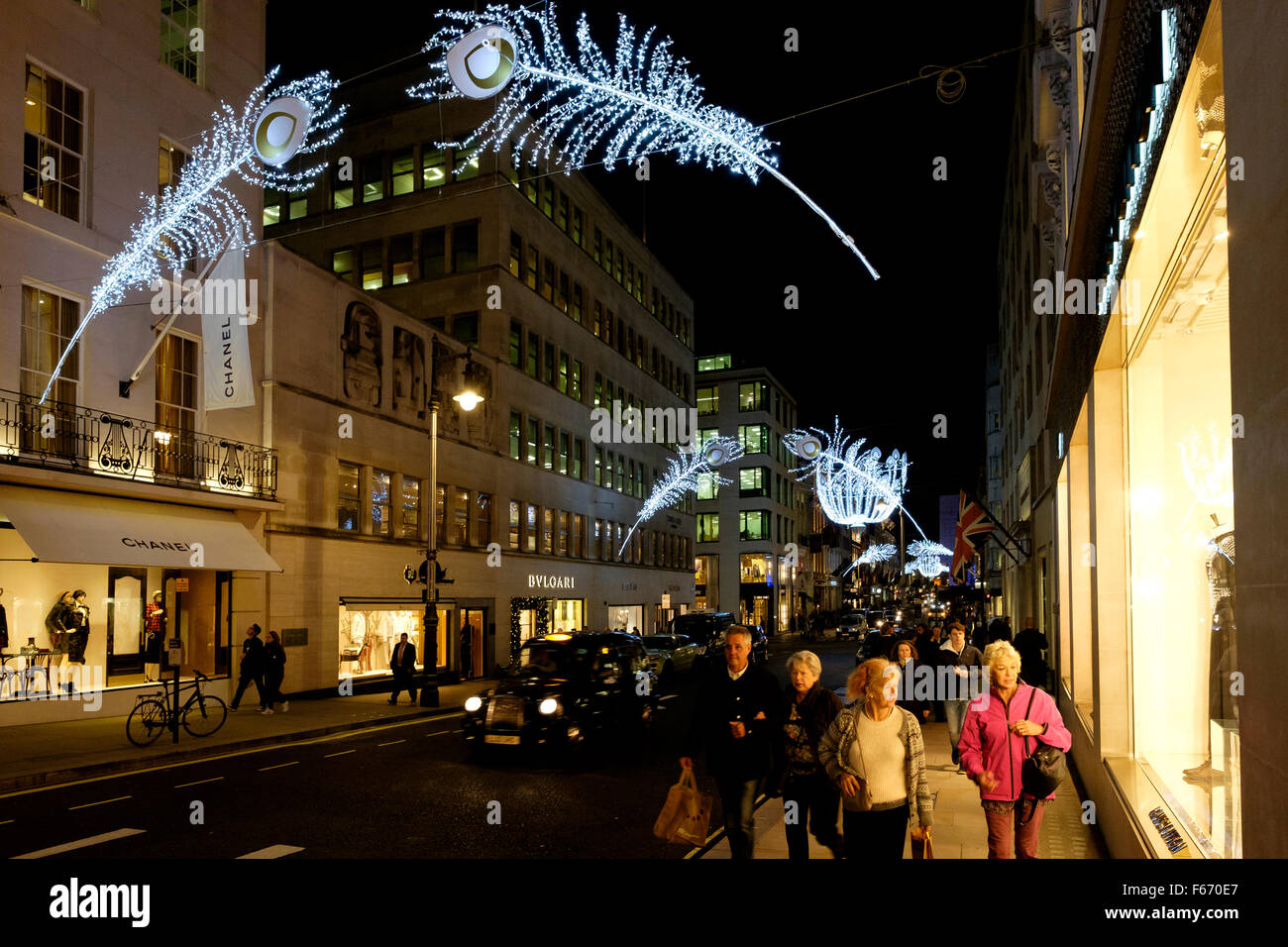 New Bond Street, Londra, Regno Unito. 12 Novembre, 2015. Su un relativamente caldo Giovedi sera, gli acquirenti e i turisti sono per le strade del West End di Londra dove il Bond Street le luci di Natale era appena stato acceso. Scott Hortop / Alamy Live News Foto Stock