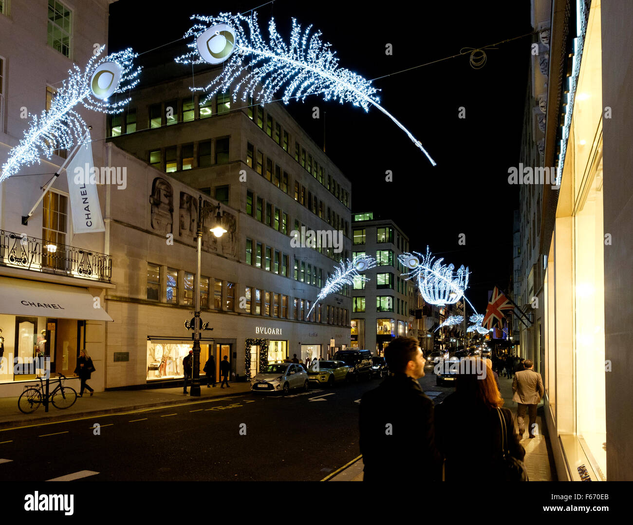 New Bond Street, Londra, Regno Unito. 12 Novembre, 2015. Su un relativamente caldo Giovedi sera, gli acquirenti e i turisti sono per le strade del West End di Londra dove il Bond Street le luci di Natale era appena stato acceso. Scott Hortop / Alamy Live News Foto Stock