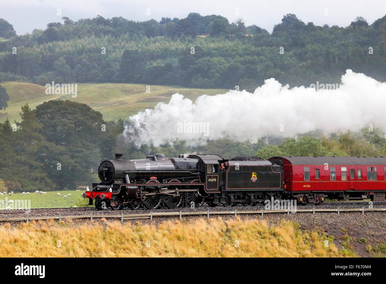 Locomotiva a vapore LMS Giubileo Classe Leander 45690 sull'accontentarsi di Carlisle linea ferroviaria vicino Lazonby, Eden Valley, Cumbria, Regno Unito. Foto Stock