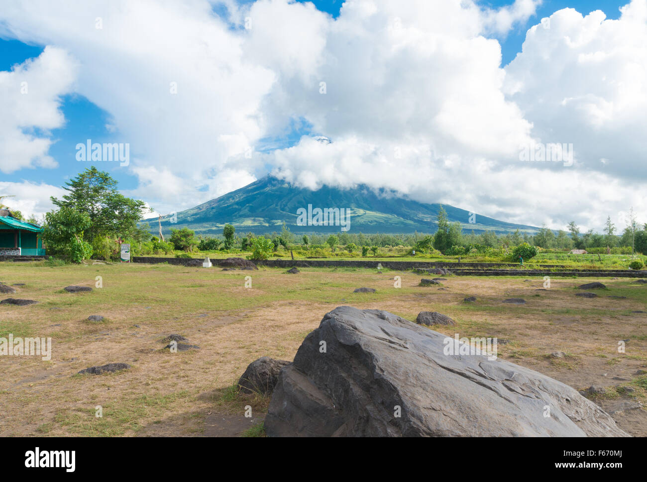 Mayon è un classico uno stratovulcano (composito) tipo di vulcano con un piccolo centro di cratere sommitale. Il cono è considerato il mondo Foto Stock