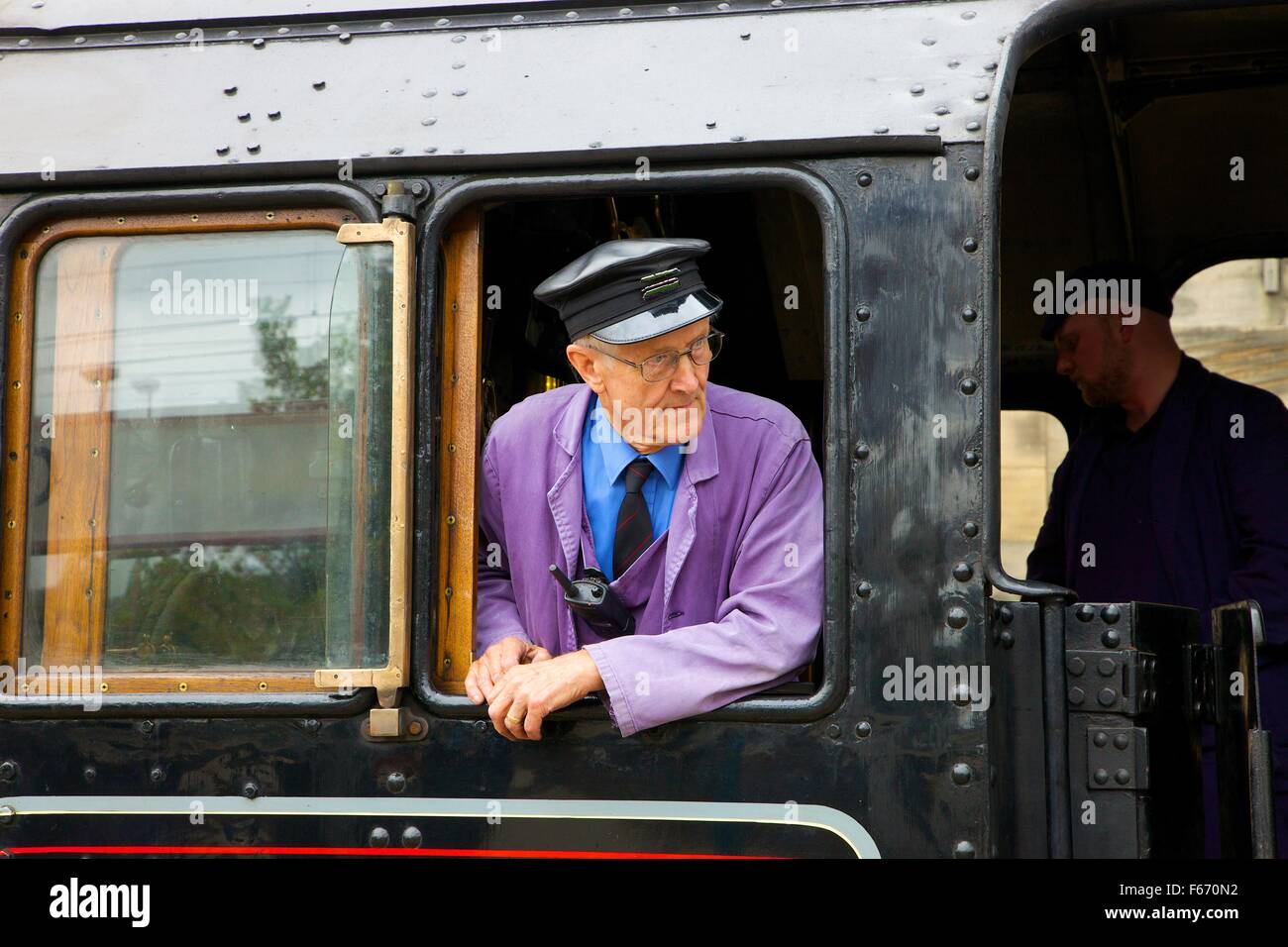 Driver di motore nella cabina del treno a vapore. LMS Giubileo Classe Leander 45690. Carlisle stazione ferroviaria, Carlisle, Cumbria, Inghilterra. Foto Stock