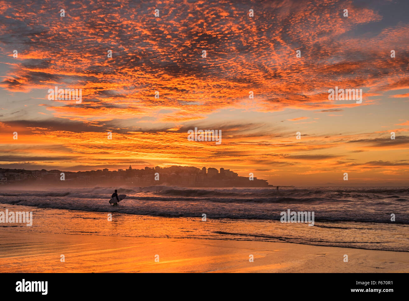 Bondi Beach Sunrise con surfer Foto Stock