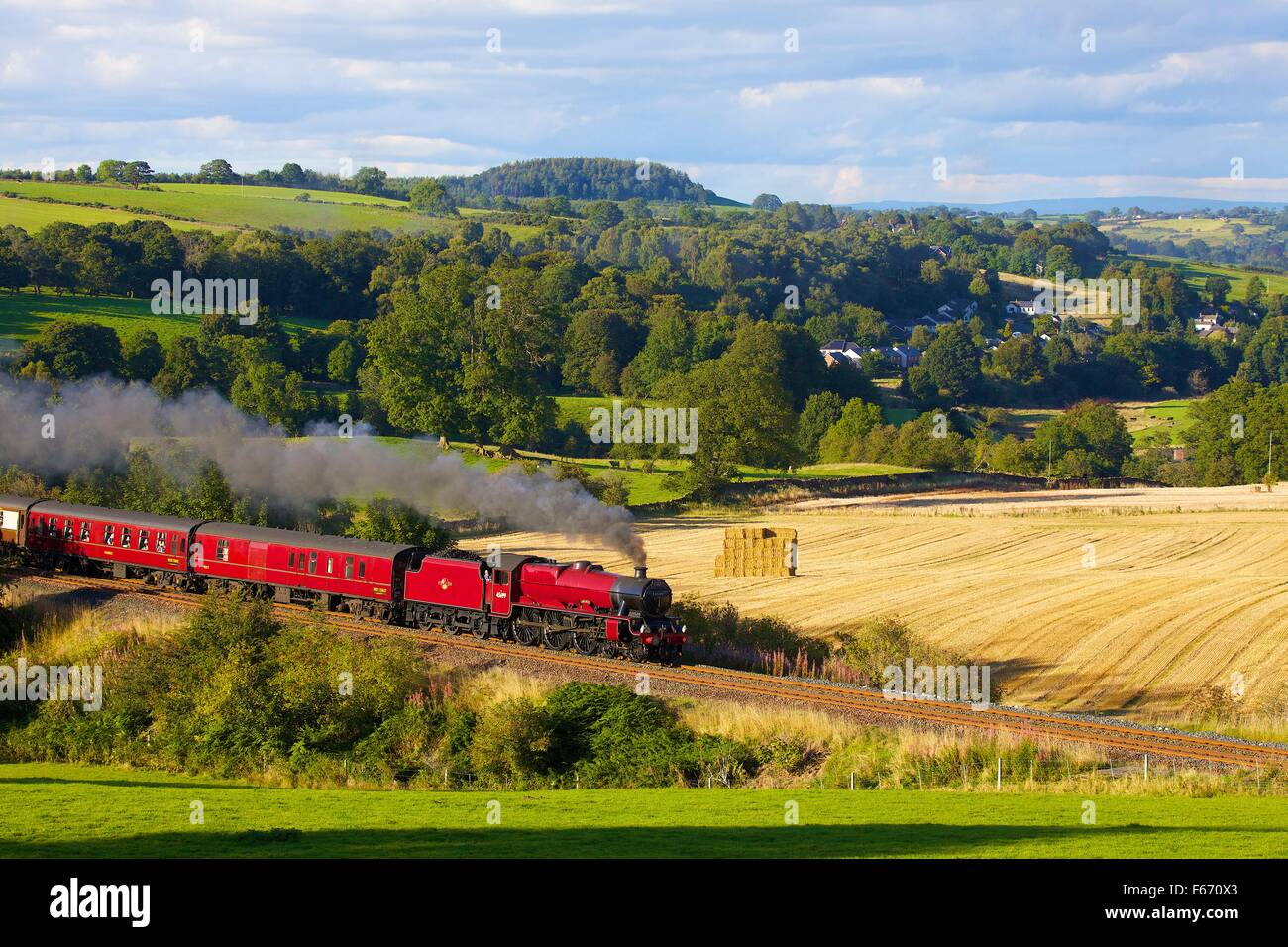 Locomotiva a vapore LMS Giubileo 45699 Classe Galatea vicino a basso legno Baron Farm, Armathwaite, accontentarsi di Carlisle linea ferroviaria, UK. Foto Stock
