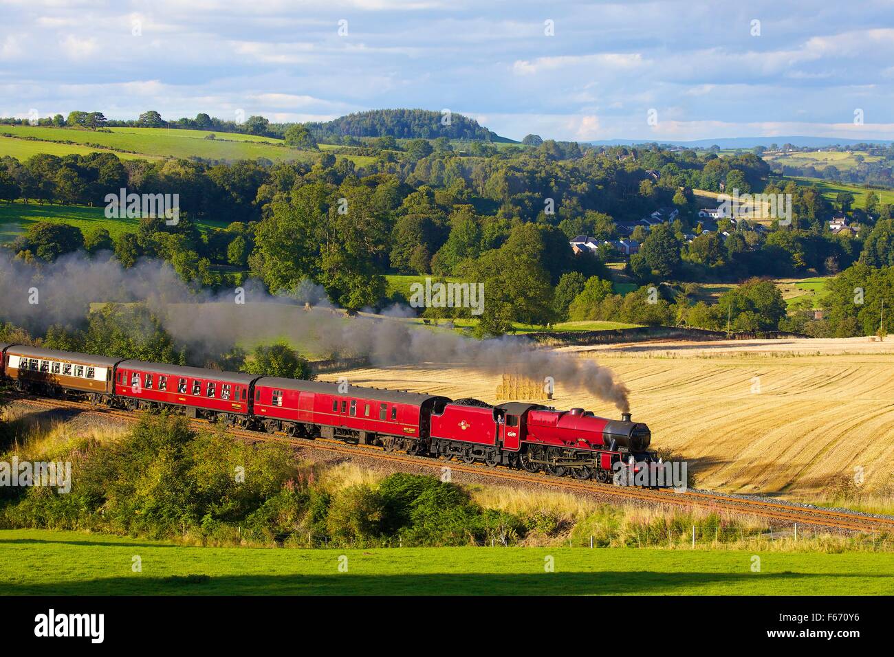 Locomotiva a vapore LMS Giubileo 45699 Classe Galatea vicino a basso legno Baron Farm, Armathwaite, accontentarsi di Carlisle linea ferroviaria, UK. Foto Stock