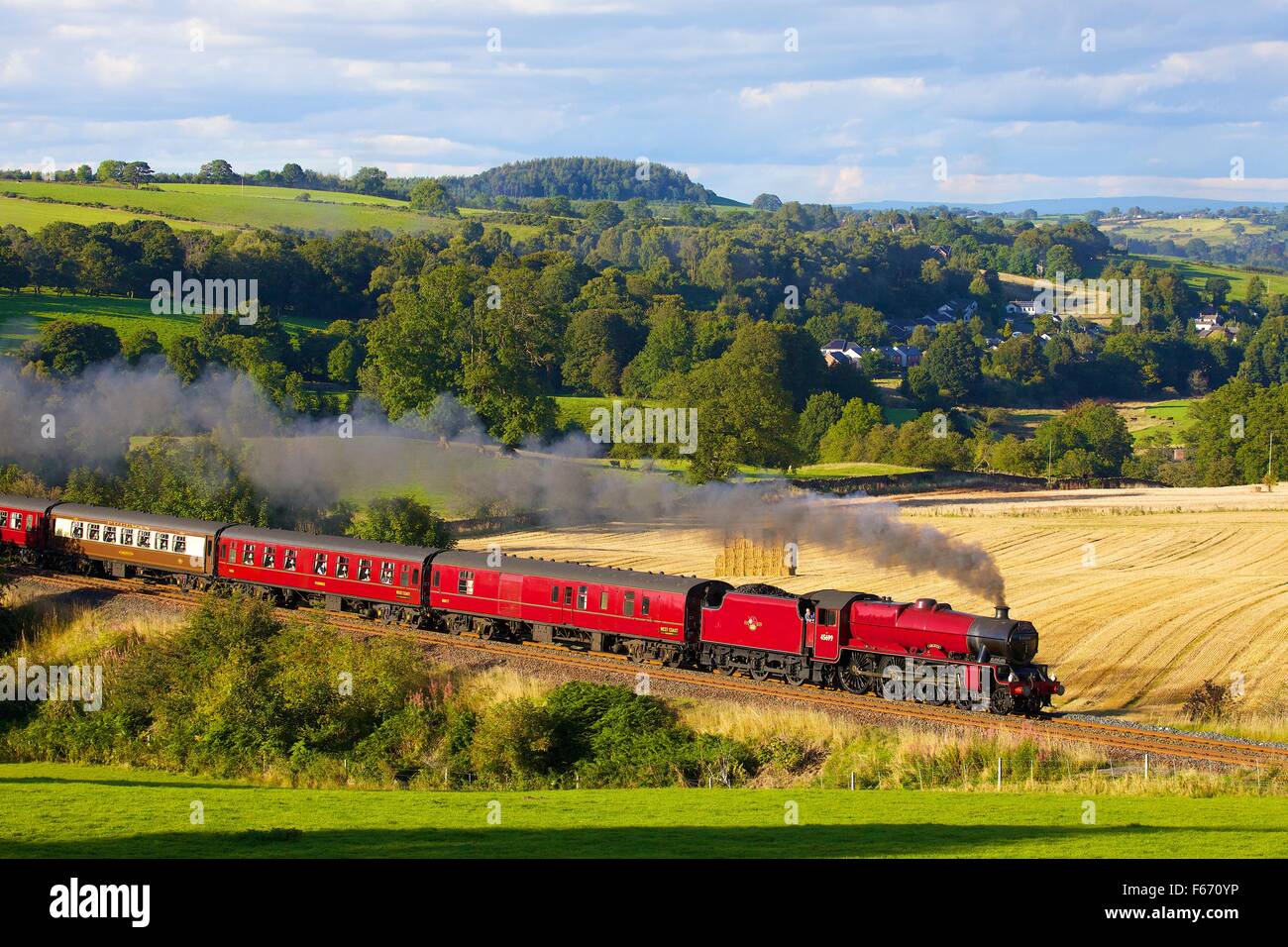 Locomotiva a vapore LMS Giubileo 45699 Classe Galatea vicino a basso legno Baron Farm, Armathwaite, accontentarsi di Carlisle linea ferroviaria, UK. Foto Stock